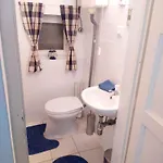 Дом отдыха The Hidden Gem, 1 Bedroom, 1 Living Room, 4 Beds, Sleeps 5 Шиофок
