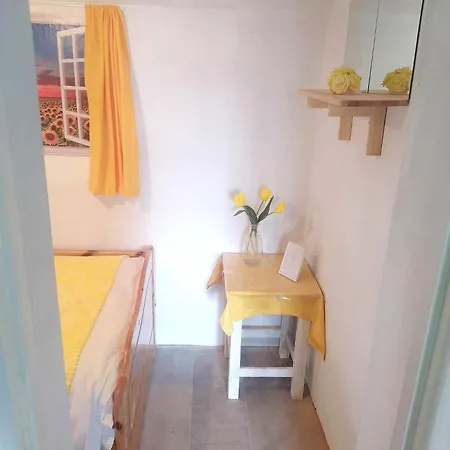 The Hidden Gem, 1 Bedroom, 1 Living Room, 4 Beds, Sleeps 5 בית נופש