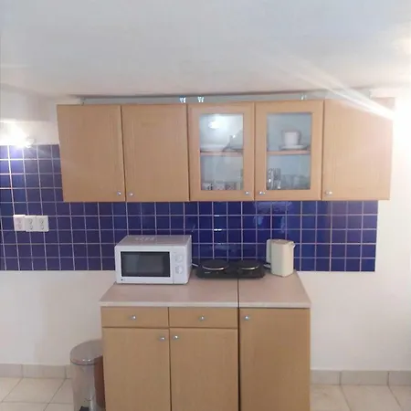 The Hidden Gem, 1 Bedroom, 1 Living Room, 4 Beds, Sleeps 5 בית נופש *