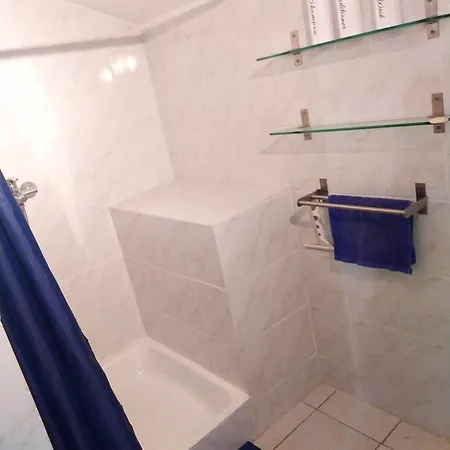 The Hidden Gem, 1 Bedroom, 1 Living Room, 4 Beds, Sleeps 5 בית נופש