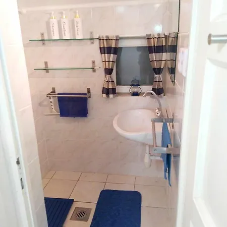 The Hidden Gem, 1 Bedroom, 1 Living Room, 4 Beds, Sleeps 5 בית נופש