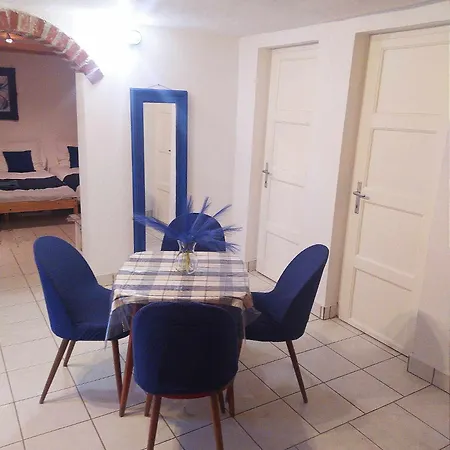 The Hidden Gem, 1 Bedroom, 1 Living Room, 4 Beds, Sleeps 5