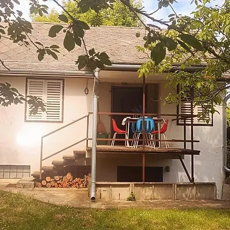 The Hidden Gem, 1 Bedroom, 1 Living Room, 4 Beds, Sleeps 5 Siófok