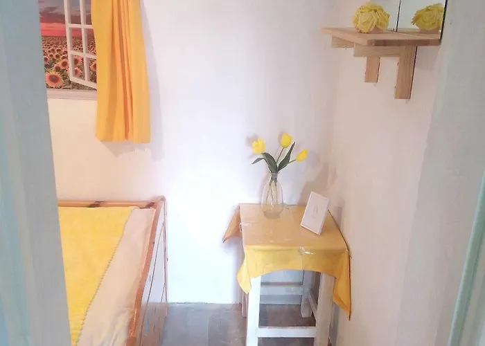 The Hidden Gem, 1 Bedroom, 1 Living Room, 4 Beds, Sleeps 5 Feriehus